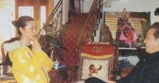 2005年那会儿，向华强把气功大师王林引荐给了赌王何鸿燊。结果王林刚表演完，何鸿