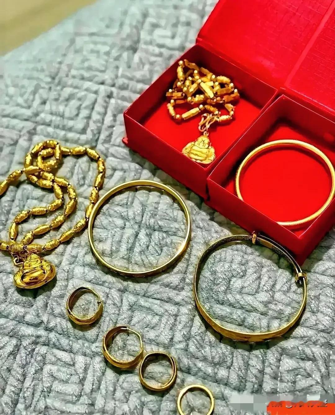 妈妈走了以后，爸爸把她的首饰全摊在床上，让我们三个姐妹自己分。大姐突然冒一句：