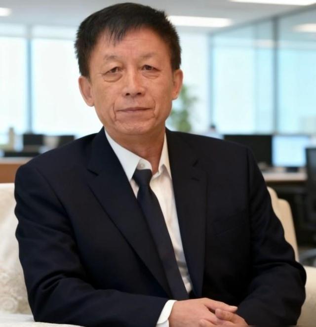 易中天说：“一定要记着，人老了以后，不会再有谁想跟你亲近了，因为你已经没有了利