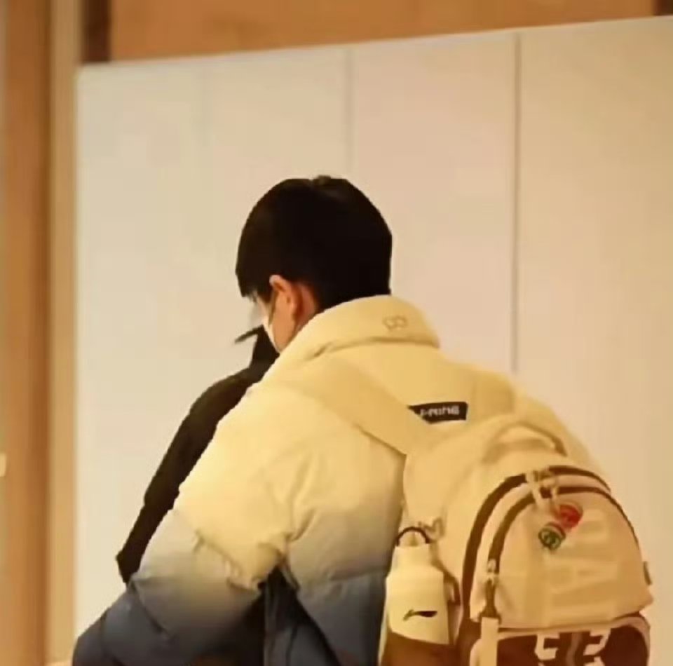 吓了我一跳！我以为只有大头一个人凌晨回国，如果这样，那我的猜想真的证实了，还好后