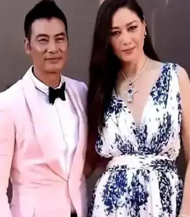 1997年结婚时，任达华和琦琦约定不生孩子、不买房、不吵架，丁克七年满世界飞。2004年琦琦意外怀孕
