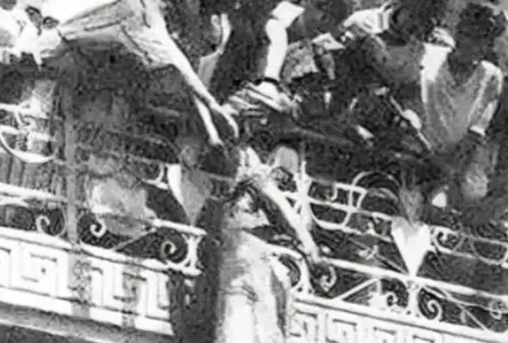 [666]1958年，23岁的伊拉克国王费萨尔二世被处决，他的双脚被砍掉，衣服也