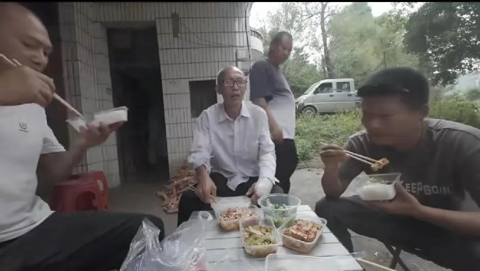 朱博士被同学接走了？ 一位精神病人，在乡间给人看病三十年，无一误诊。从未吃过