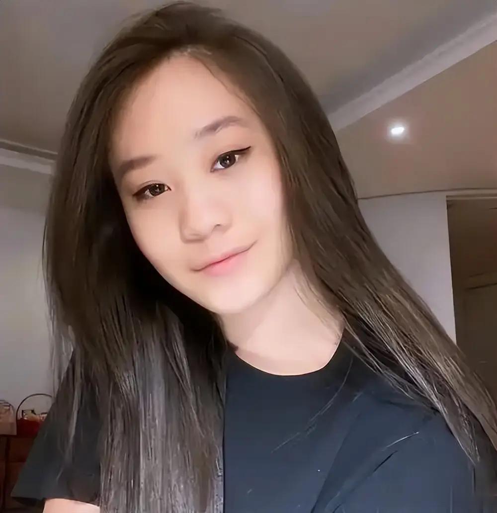 李思是李连杰与黄秋燕的长女，在她三岁时父母便离异，她和妹妹被送回北京交由奶奶照料