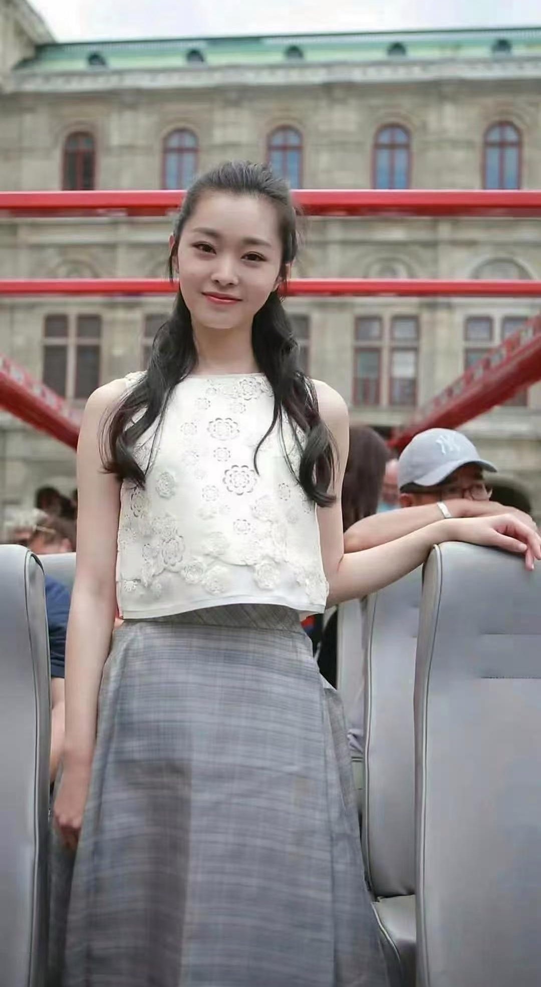 这大概是宋轶的素颜照啦，漂亮又大气，小蛮腰很明显，气质超棒，让人忍不住多看几眼，