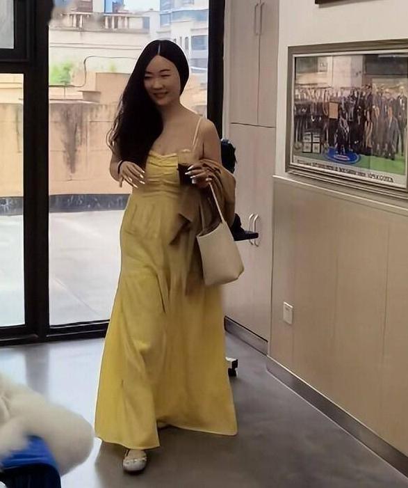 霍思燕夫妻西安被偶遇。5月19日，有网友在陕西咸阳（西安都市圈）的一家