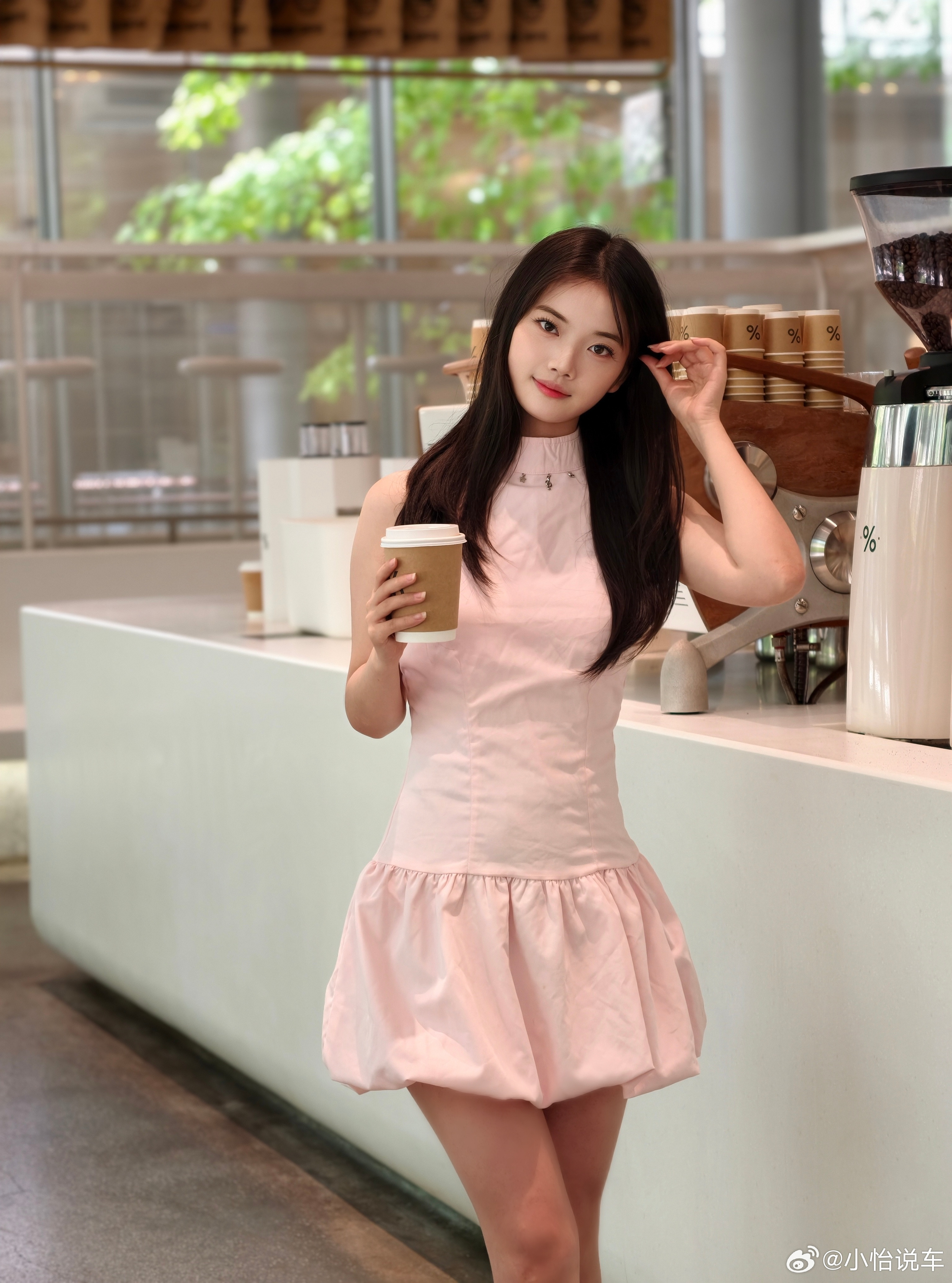 知道美女为什么总爱喝咖啡了在咖啡店拍的照片，确实很好看