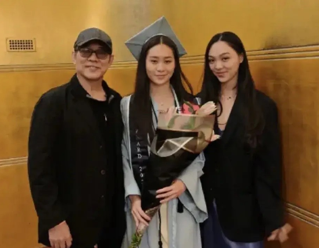 李连杰的骄傲时刻：四个女儿齐毕业，他成了家中学历最低的！