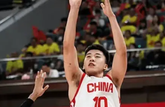 中国男篮一个无法进步的主要原因是主帅固执死板、论资排辈、欺软怕硬。明明胡金秋