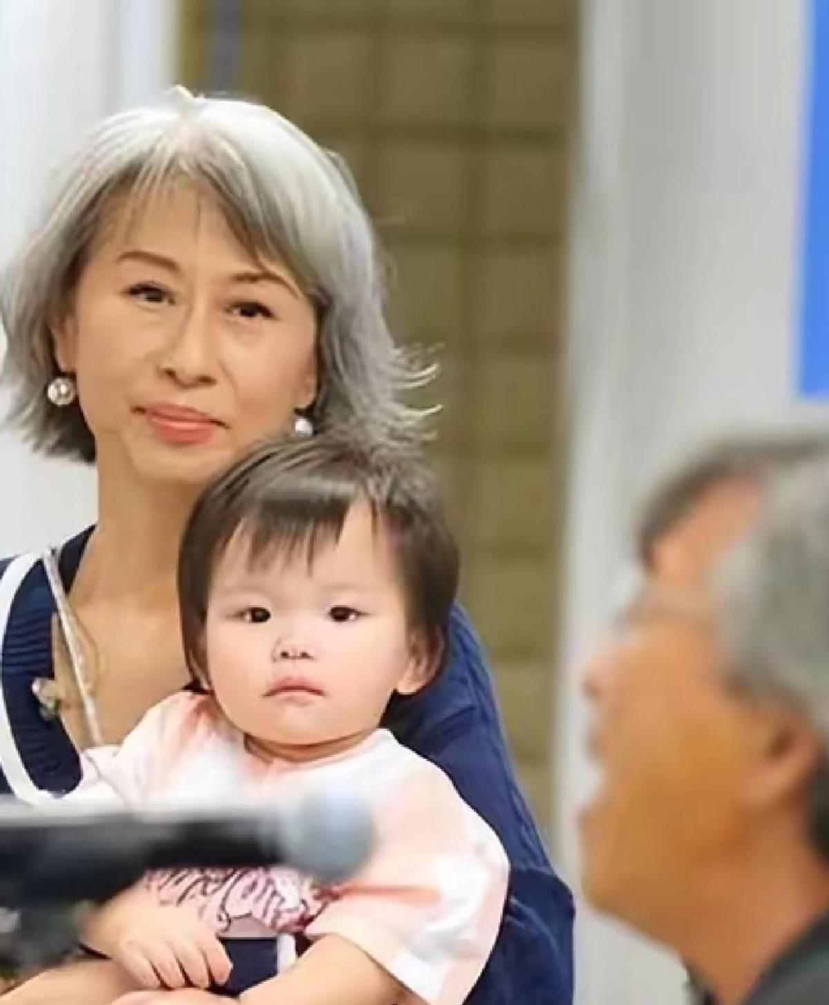 64岁丁克一生的叶倩文，在深圳演唱会上举着继子二胎女儿的照片问全场"像不像林子祥