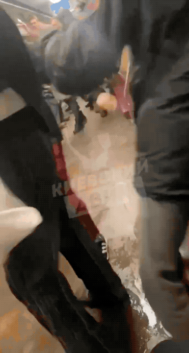 乌克兰老兵暴打LGBT男子：我们在前面拼命，你在后方还敢乱搞？在乌克兰基辅地铁里