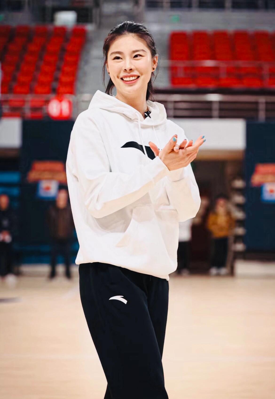 女篮球迷集体沸腾！30岁王思雨官宣新身份，伤病缠身没上场，这波转型太明智了真