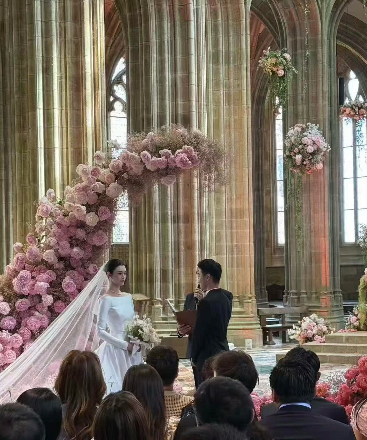 难怪何超莲说自己的婚礼是“农家乐”，奚梦瑶这个光场地就7800w，何超莲窦骁总共