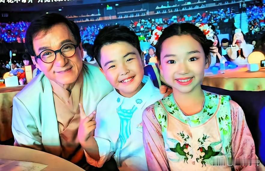 董璇女儿小酒窝和佟丽娅儿子朵朵一起参加大湾区晚会表演，现场两个小朋友还可成龙合影