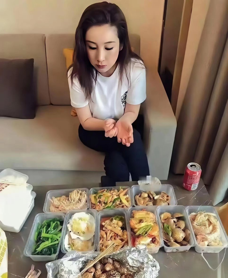 秦海璐这顿饭价格得多少钱，估摸顶普通打工人10天的工资了，这是什么差距？