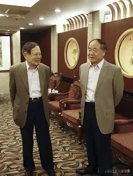 杨振宁先生和莫言先生,虽然都是诺贝尔奖获得者,但是杨振宁先生获得诺贝尔奖的时候,