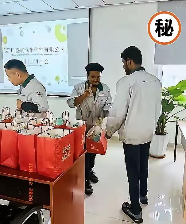 苏州那家厂子，老板这会儿脸都绿了，肠子悔青也没用，事儿闹大了。一开始就是发了