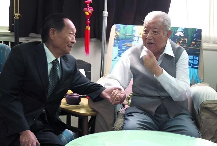 袁隆平在其《袁隆平口述自传》中回忆说：“我认为杂交水稻有今日的辉煌，华老起了很重
