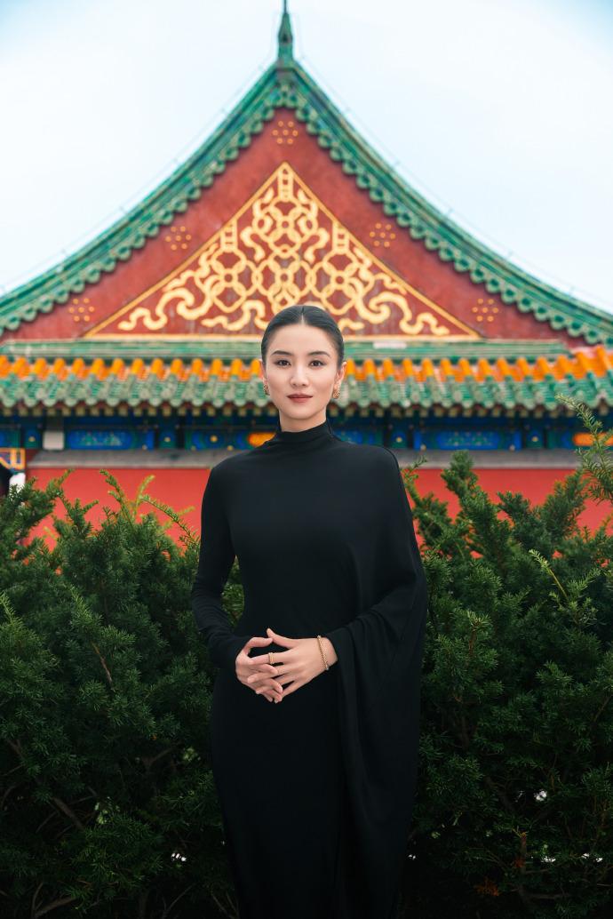 最近宋佳拍摄了一组很美的大片，她这次穿了一身黑色的衣服，整个人显得好优雅。宋