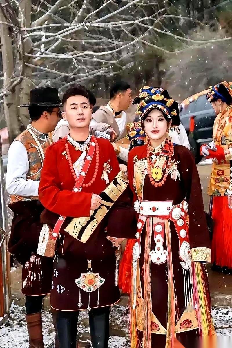 别信川藏线上那些风花雪月的故事。汉族小伙真把藏族姑娘领回家，或者被领回家，一顿饭