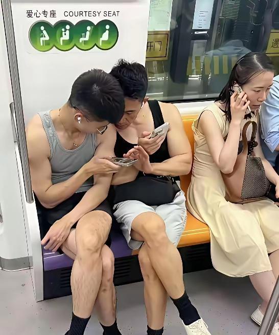 地铁上看到两个男的这样，都是穿了个背心短裤然后紧紧挨在一起。真的很不舒服，总觉得