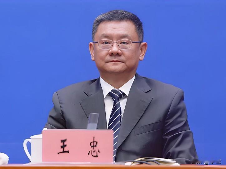 今日云南的王忠上了热搜，他1990年开始参加了工作，长期在云南工作，曾在多