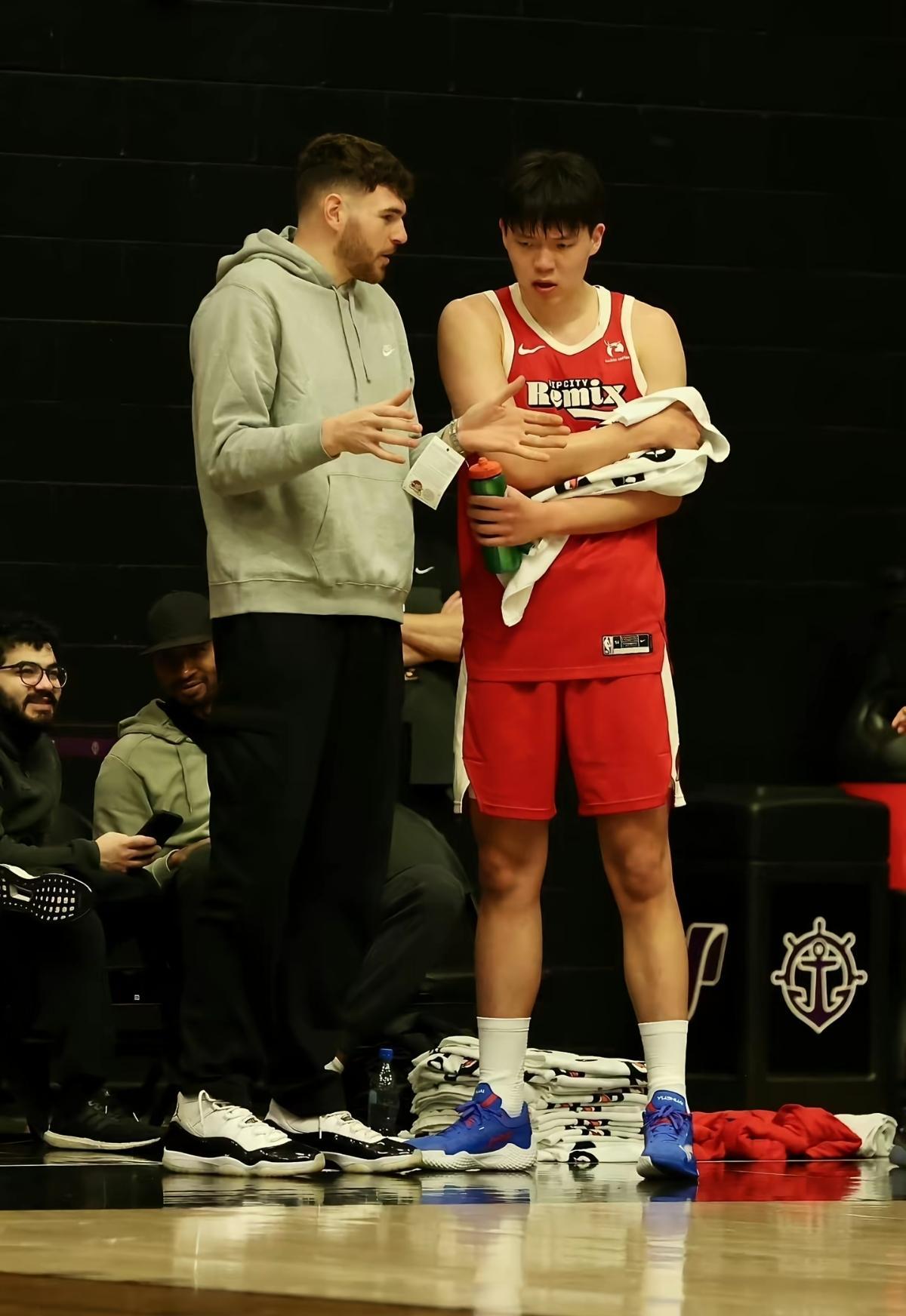 场均18.7分9.3篮板，换来了4.2分钟。这不是失误，是开拓者管理层的标准操