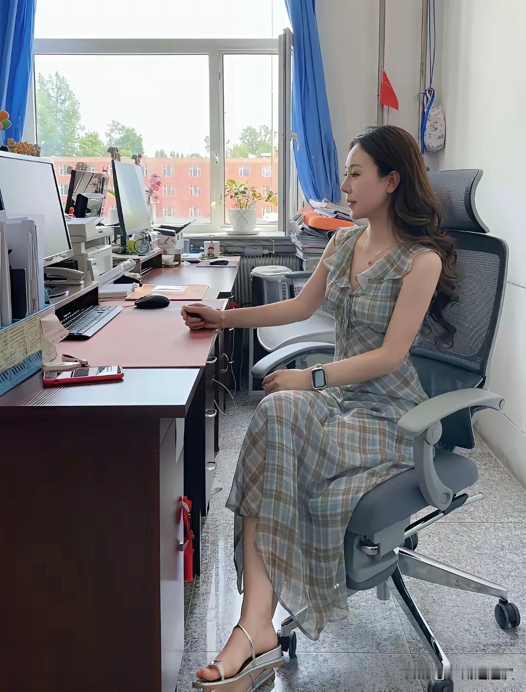 体制人多数又嫁了体制内的人。她们彼此习惯了工作环境，又有职业上的共同语言。她们的