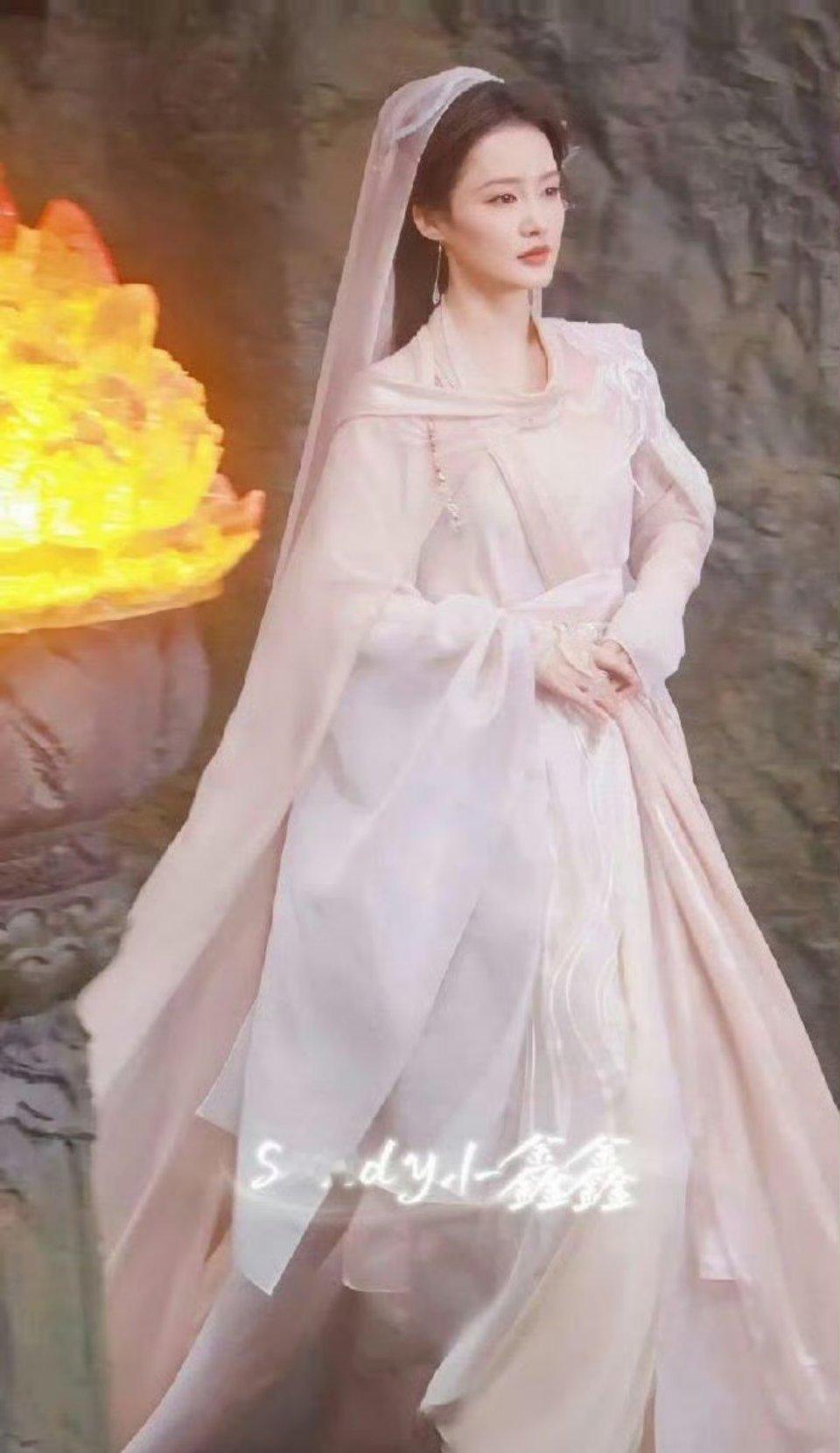 李沁、李一桐同款婚纱古装惊艳亮相，谁的古装扮相更仙更美？尽显古典韵味。​​​