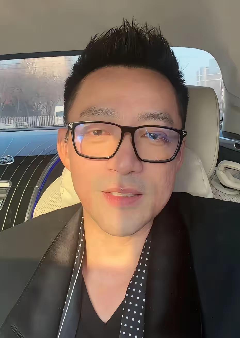 我觉得他其实就是还爱着大的，离婚是大的意思，汪其实是一直顺着大哄她，她带着两个孩