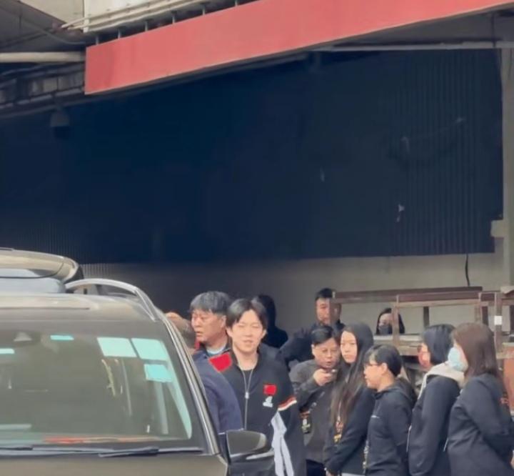 终于看到大头脸上露出笑容了，终于不用比赛了，好好放松放松，这孩子一路太坚强，手臂