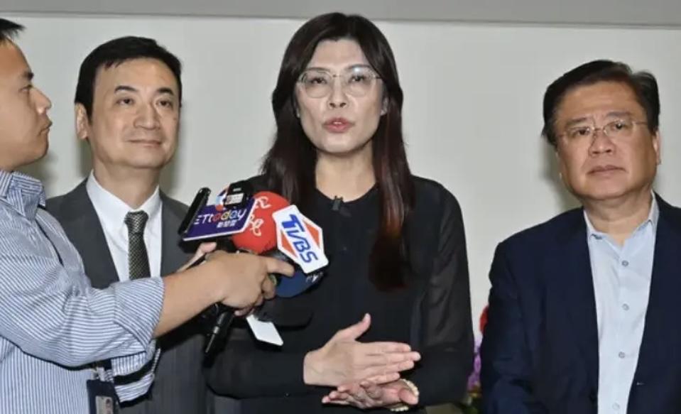 黄国昌一提“联合政府不只为权位”，郑丽文立马表态认同——这哪是单纯呼应，分明是蓝