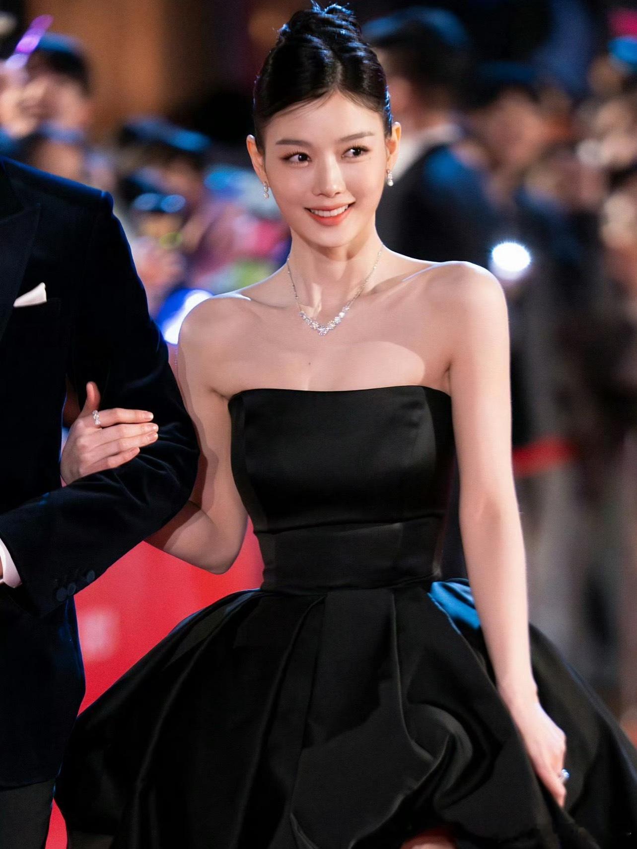 天生的直角肩可以参考这个形态打。好美的锁骨和肩颈，果然肩颈做出来人的气质一下子就