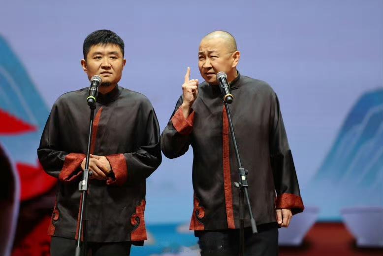 【著名相声大师苗阜参加这个活动，郭德纲竟然无法参加，对此你怎么看？】近日，著名