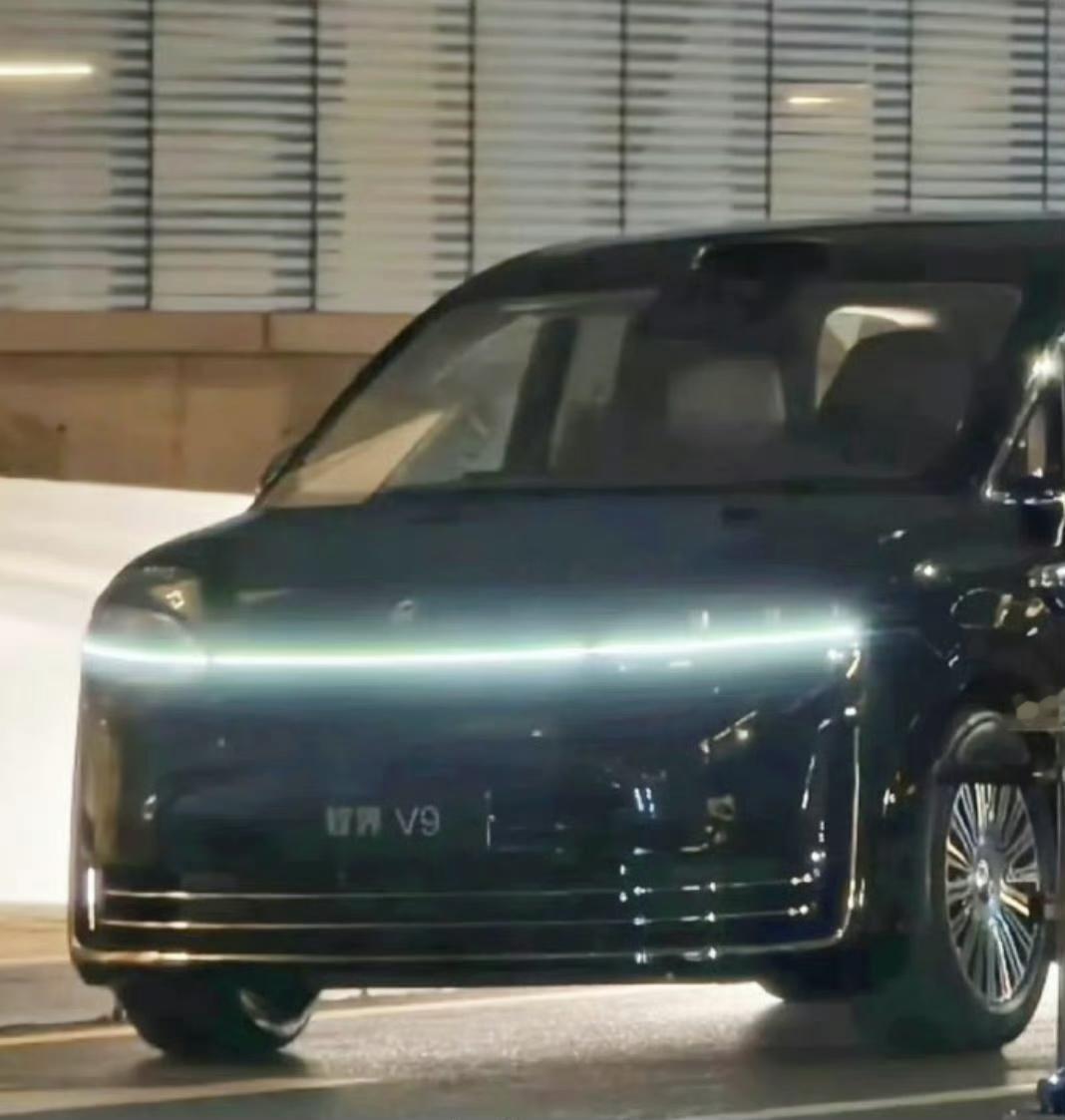 智界V9无伪装谍照曝光，这颜值着实有点东西！它是鸿蒙智行首款MPV，号称“旗舰大
