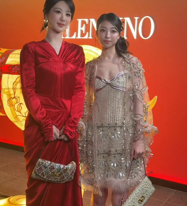 杨紫只要不是造型太离谱就美得不要不要的说点实话，旁边合影的姐妹都让她衬的好俗艳