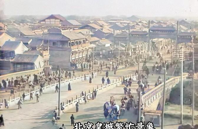 1917年，一名身着西装的外国人蹲在北京“皇城墙”里拍了这张照片。可惜的是，如