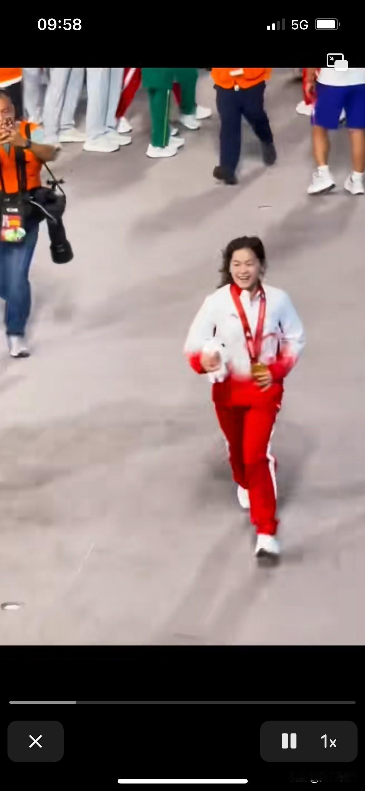 全红婵还是没有长大的样子，比赛完又跑去跟粉丝们要玩具，完全没有必要了，让其他运动