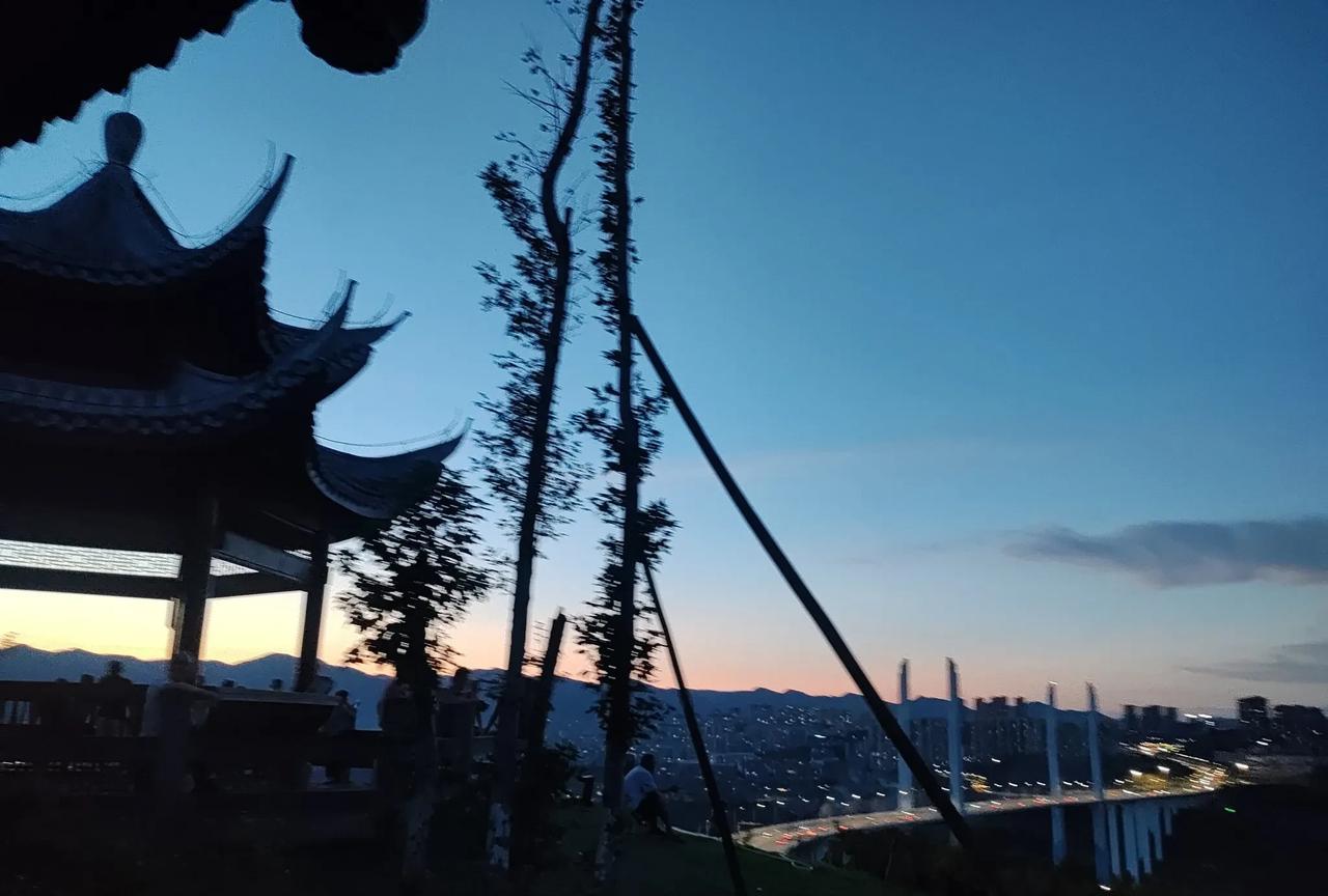 在云贵川一带，发现一个有趣的规律，那就是贵州人很喜欢往重庆跑，无论是上学，就医还