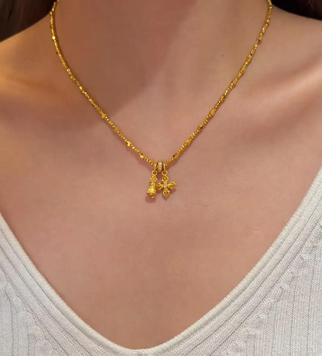 金价飙到600元/克，1克小金豆也能戴出大牌感周大福悄悄把吊坠缩到1克，蝴