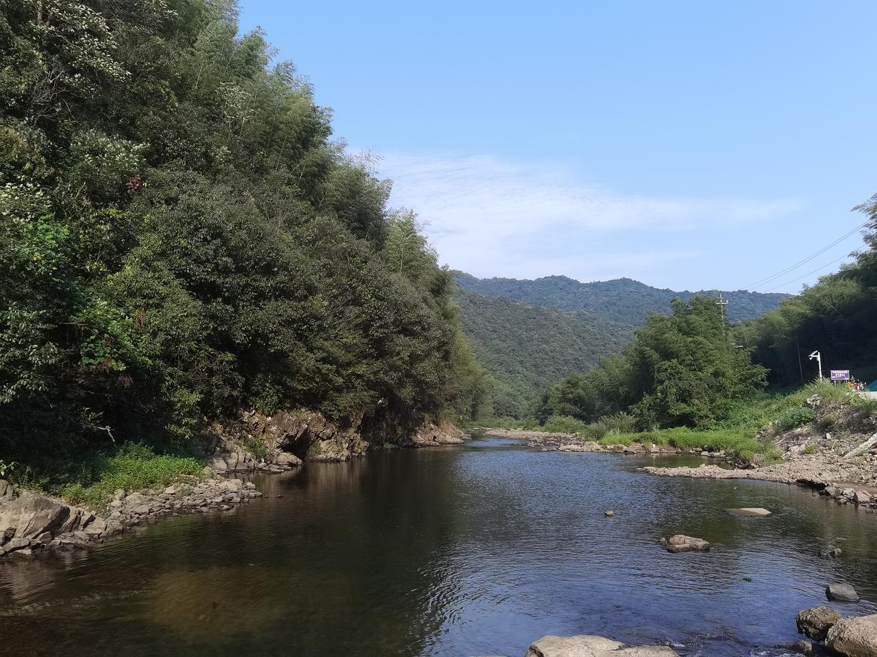 我一个同事，退休后不喜欢长途旅游。没事的时候，花几块钱，坐上一辆开往乡下的公交车