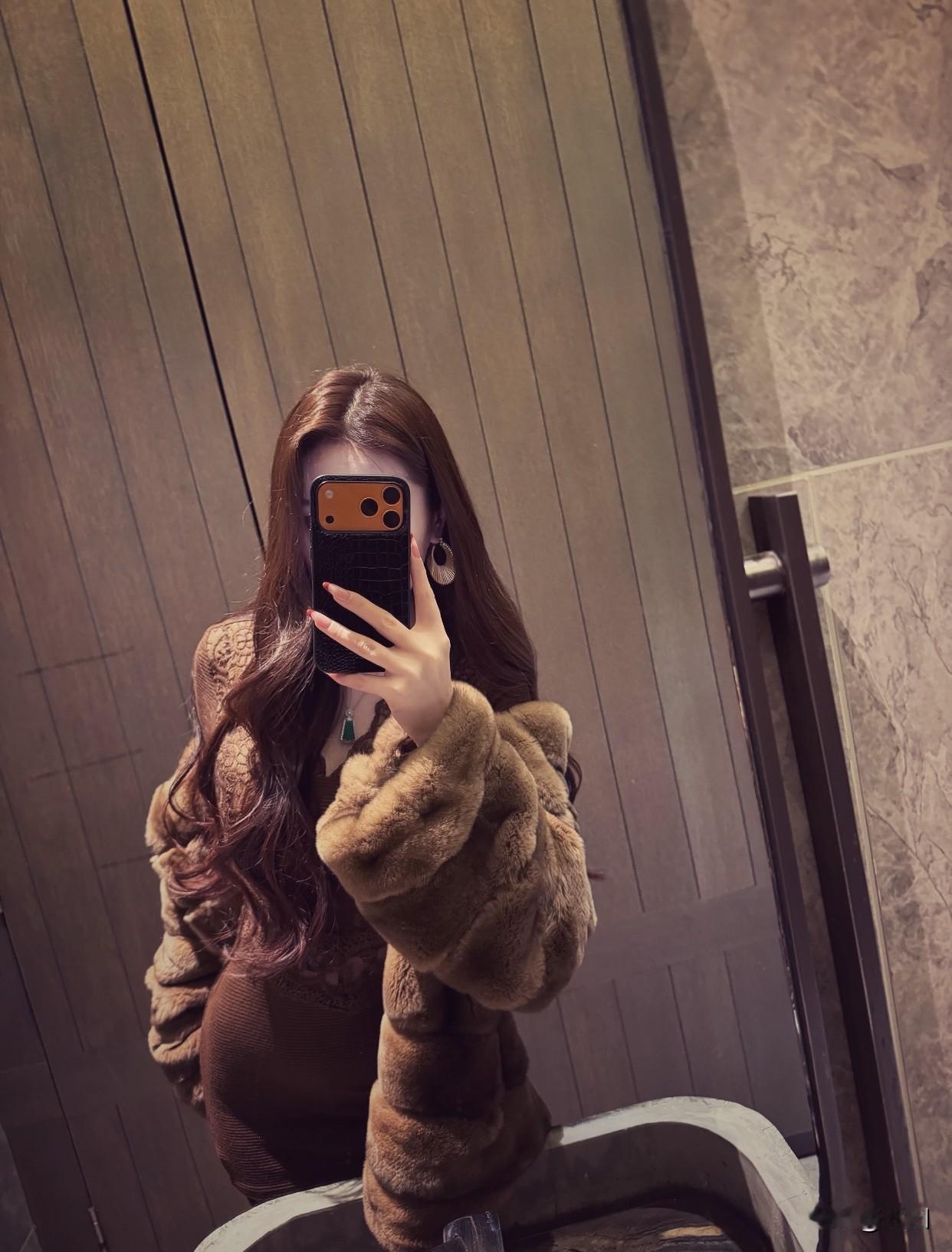 女人怎样穿搭，更显气质冬日穿搭指南：毛绒外套+黑色丝袜，时尚又保暖！