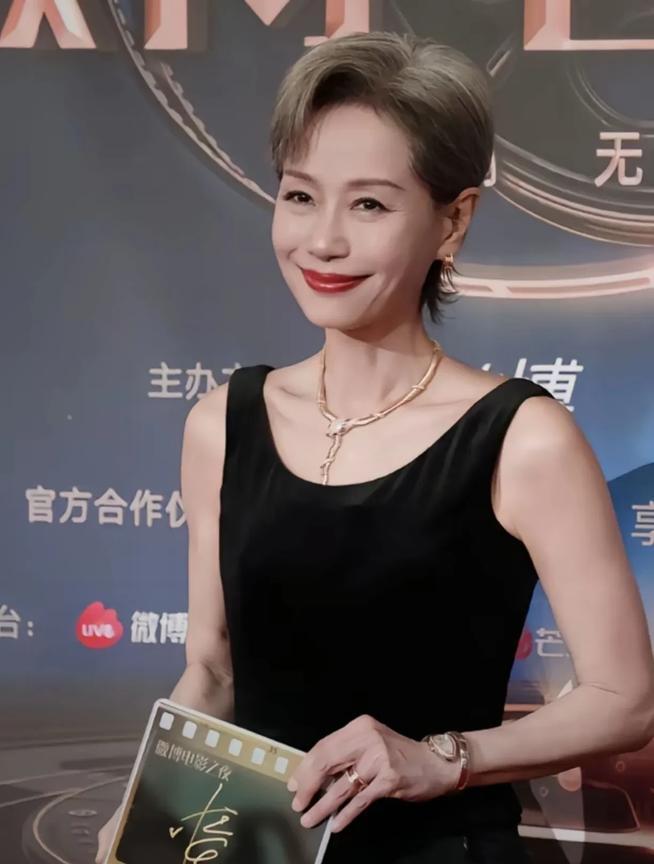 每次刷到62岁的叶童，都要忍不住停下来多看两眼，以前怎么也不会想到，一个女人到了