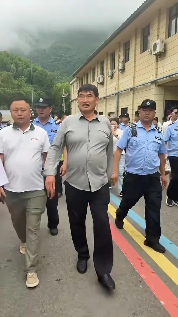 著名歌唱家朱之文有多火?一张图片告诉你！别看大衣哥没几首原创歌曲，但他爆火程度