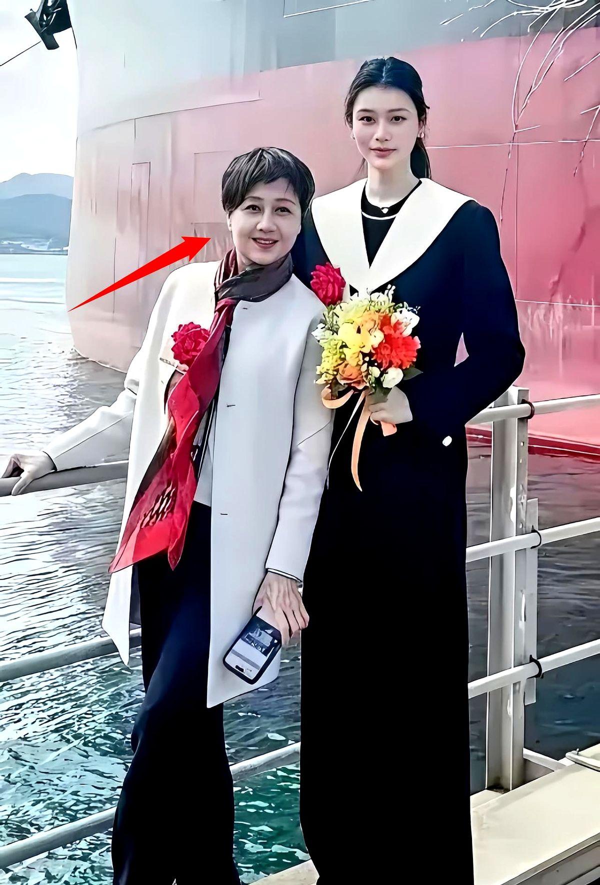 梁安琪63岁的近照，利落短发，穿娃娃裙有人笑她装嫩。她就这么穿着一身娃娃裙，