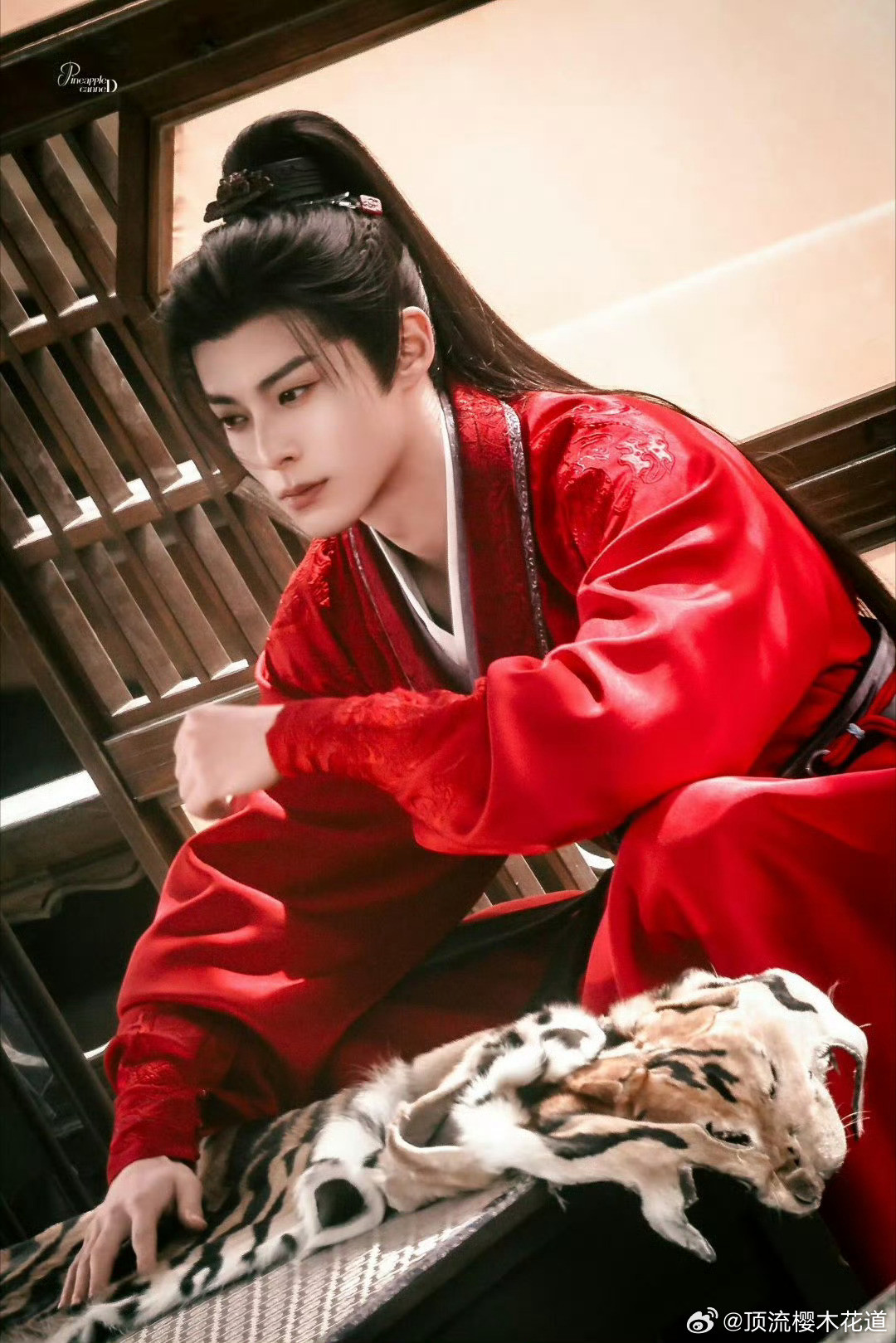 王鹤棣将门独后红衣高马尾造型哈哈哈，王鹤棣谢景行红衣造型很好，就是第一张看起来莫