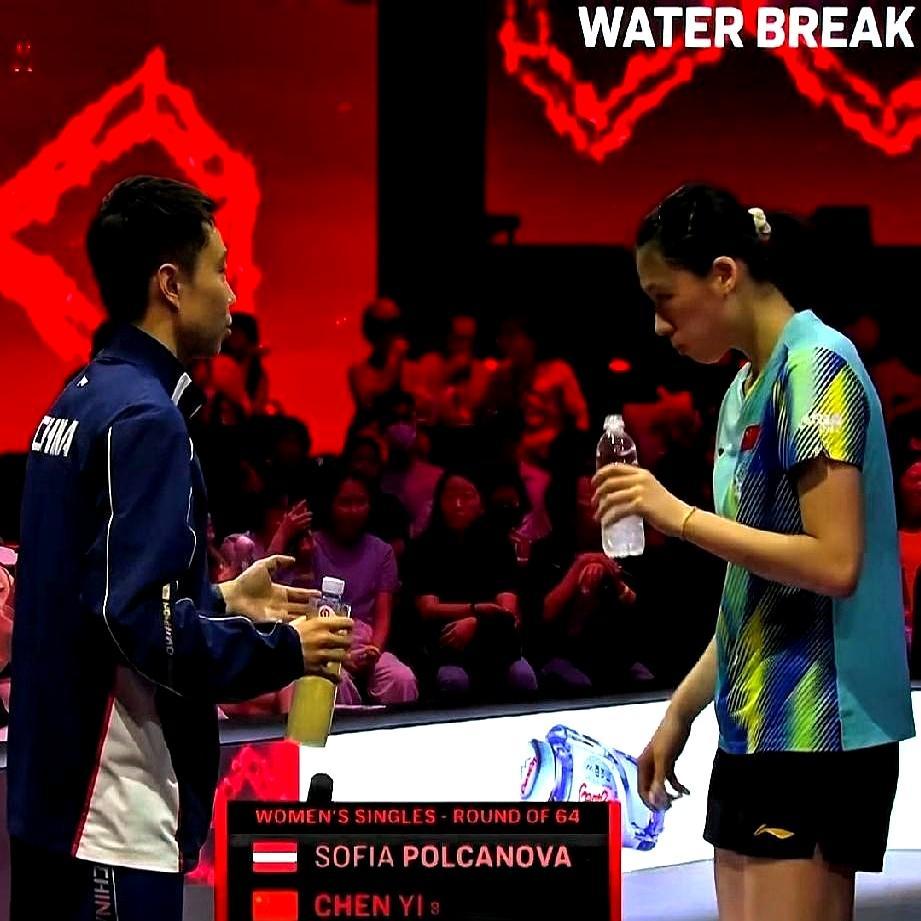 决定比赛生死的，往往是场边坐着的那个人。新加坡赛陈垣宇落后雨果。场边孙逊没