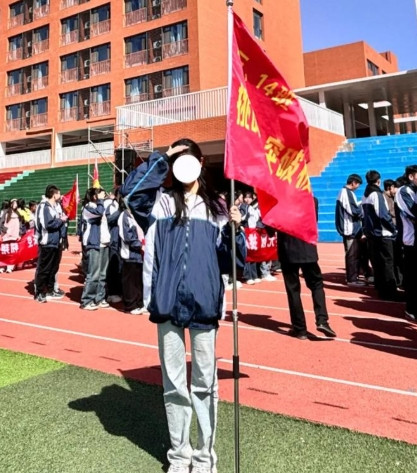 大学同学，现在在大学的一个科研所里做科研，老婆是司法界的，丈人一家都是央企的，自