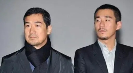 2014年，张默被中戏以打架为由开除，事后张默对记者说：我被中戏开除，是为了隐瞒