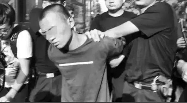 1999年湖南新邵县，一个叫李青海的男人，带着四个小弟回了村。他父亲十年前被同村